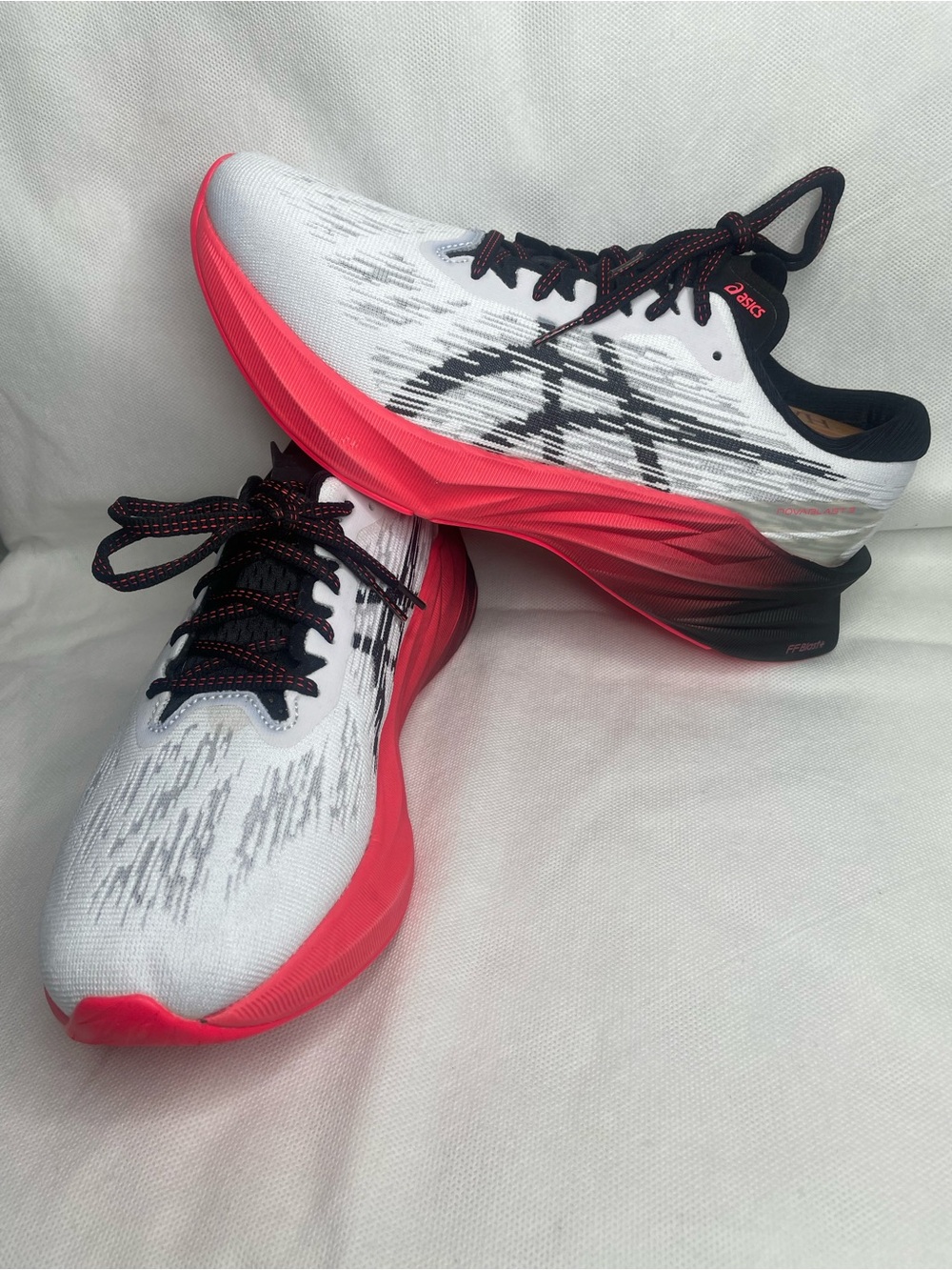 ASICS NOVABLAST 3 Running Shoes Mens Size US 9 White Black Electric Red Athletic